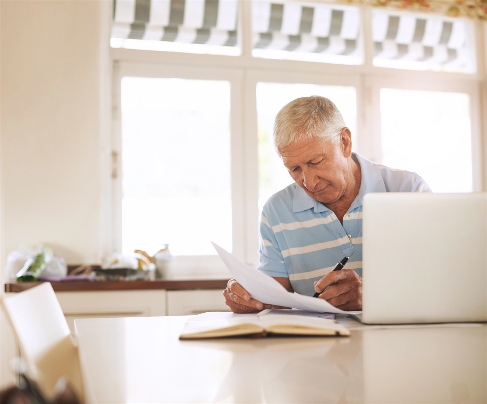 Man laptop administratie
