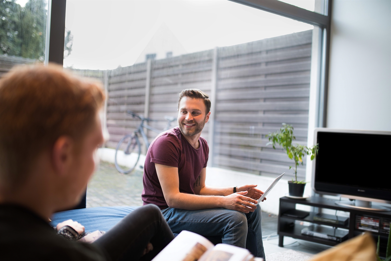 2 personen in conversatie