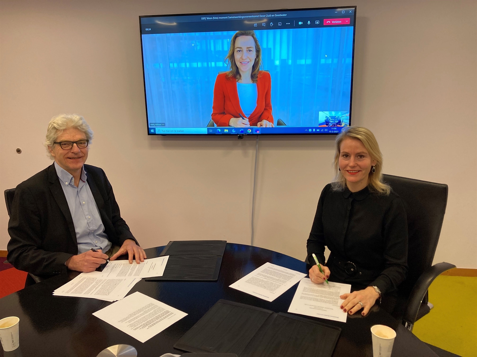Hans Al van Woonstichting Stek (l), Heleen Aarts van vastgoedontwikkelaar Amsvest (m) en wethouder Jeanet van der Laan tekenen de samenwerkingsovereenkomst voor Dever-Zuid/Geestwater