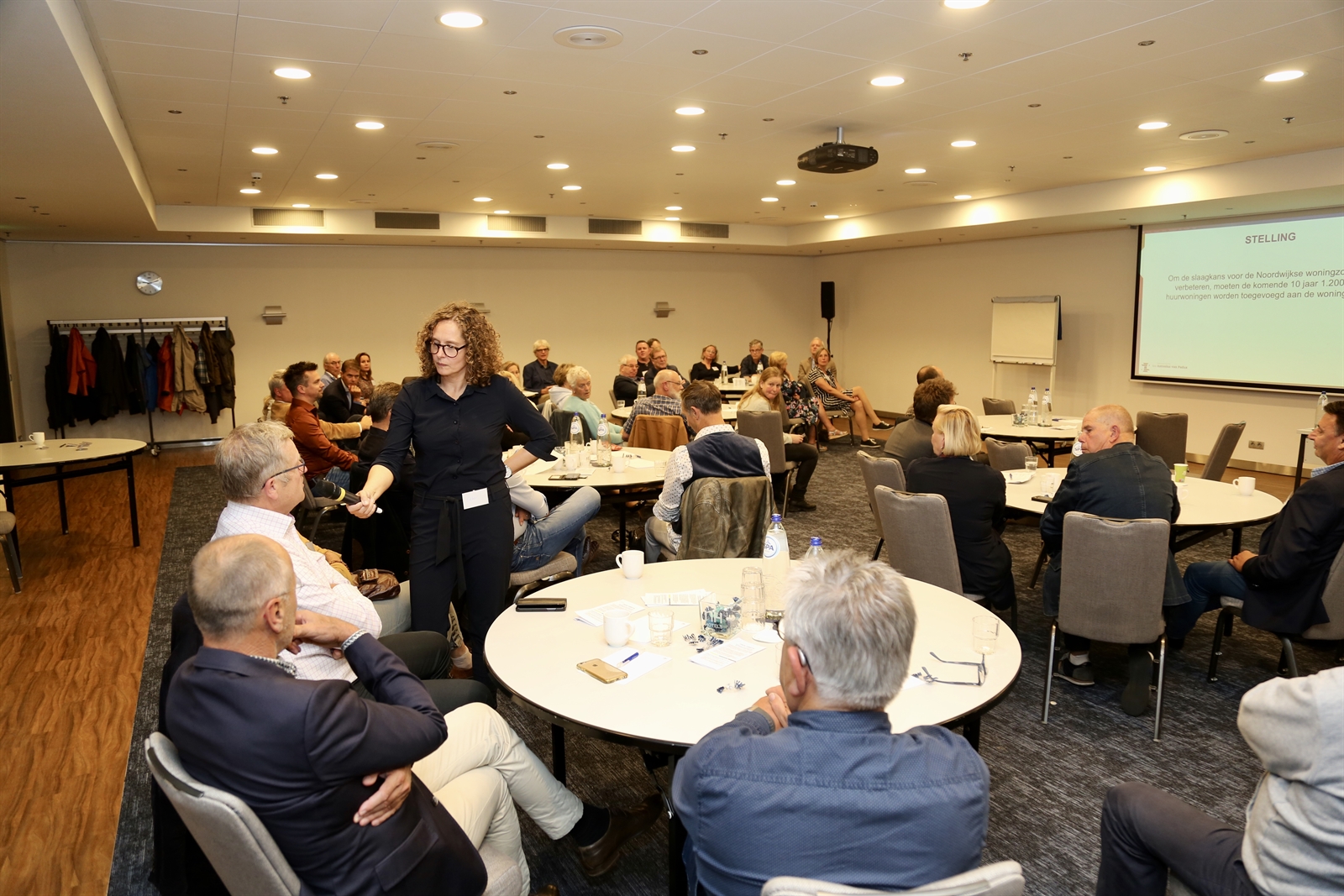 Gespreksleider Esther van der Voort stelt een vraag aan Ron Nulkes, voorzitter van de RvC van Padua.